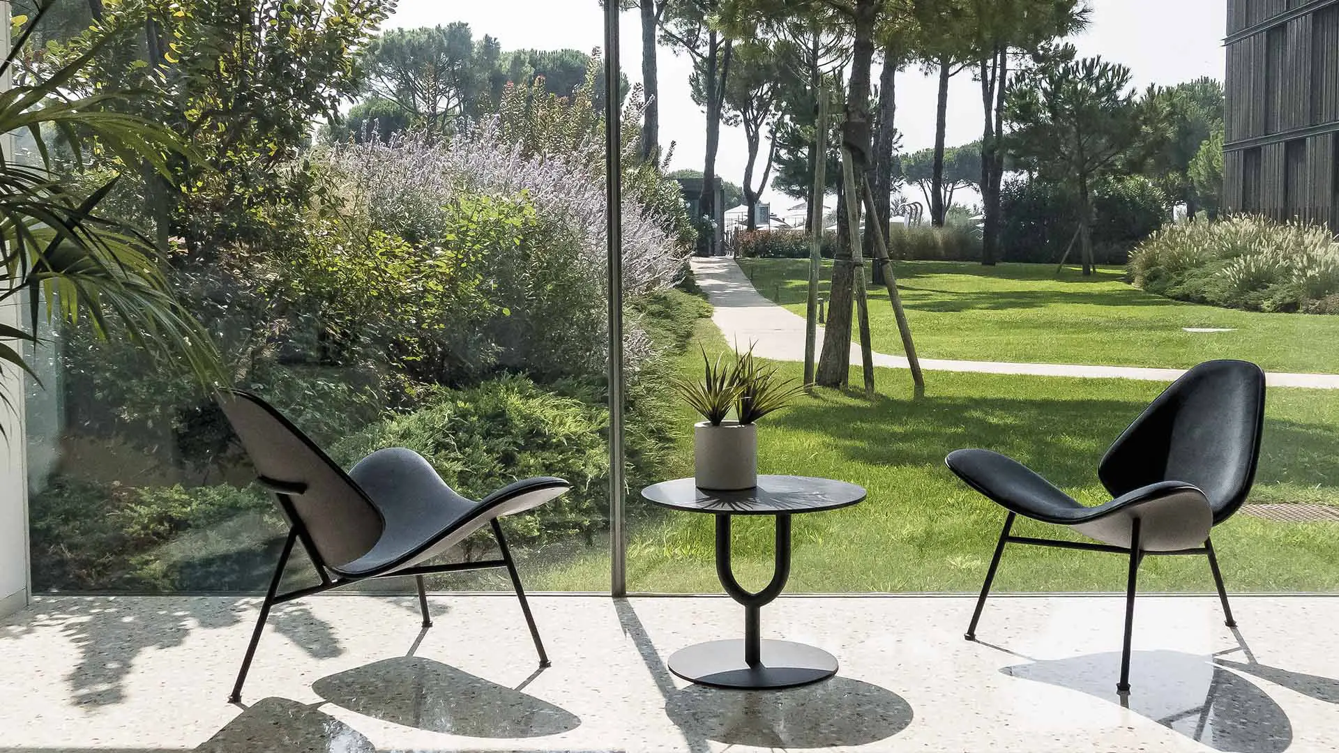 Mobiliario Infiniti para exteriores, duradero y funcional, disponible en Moetti, ideal para optimizar espacios al aire libre.