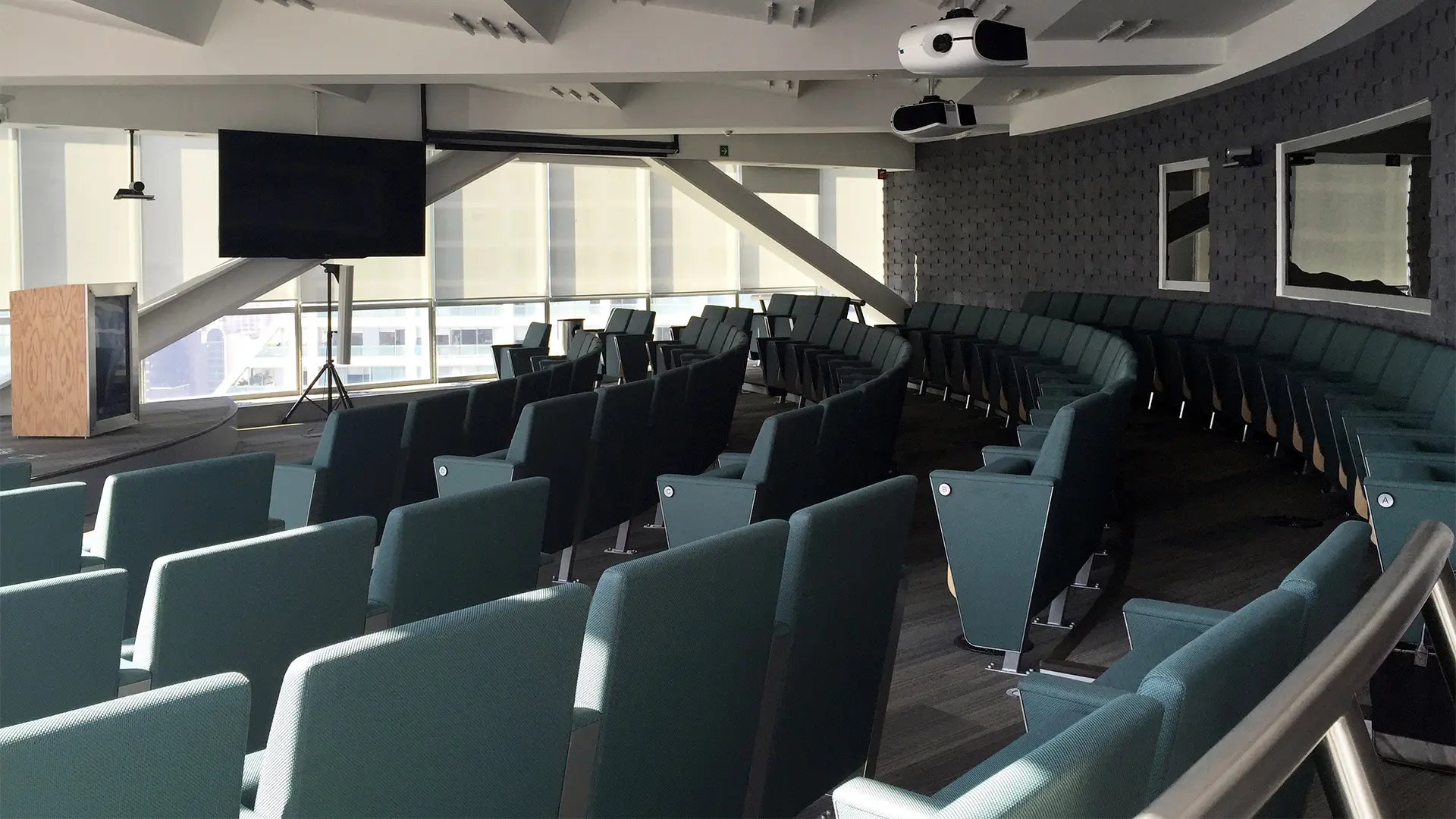 Auditorios escolares con mobiliario de Sedia Systems