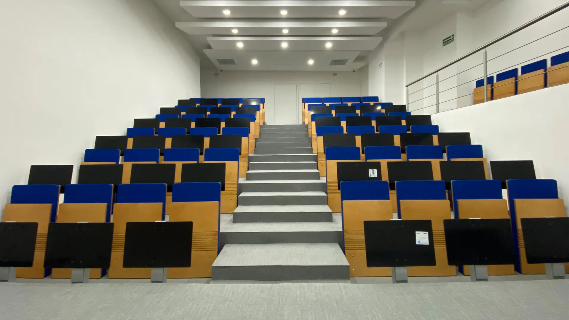 Auditorio escolar con mobiliario de Sedia Systems