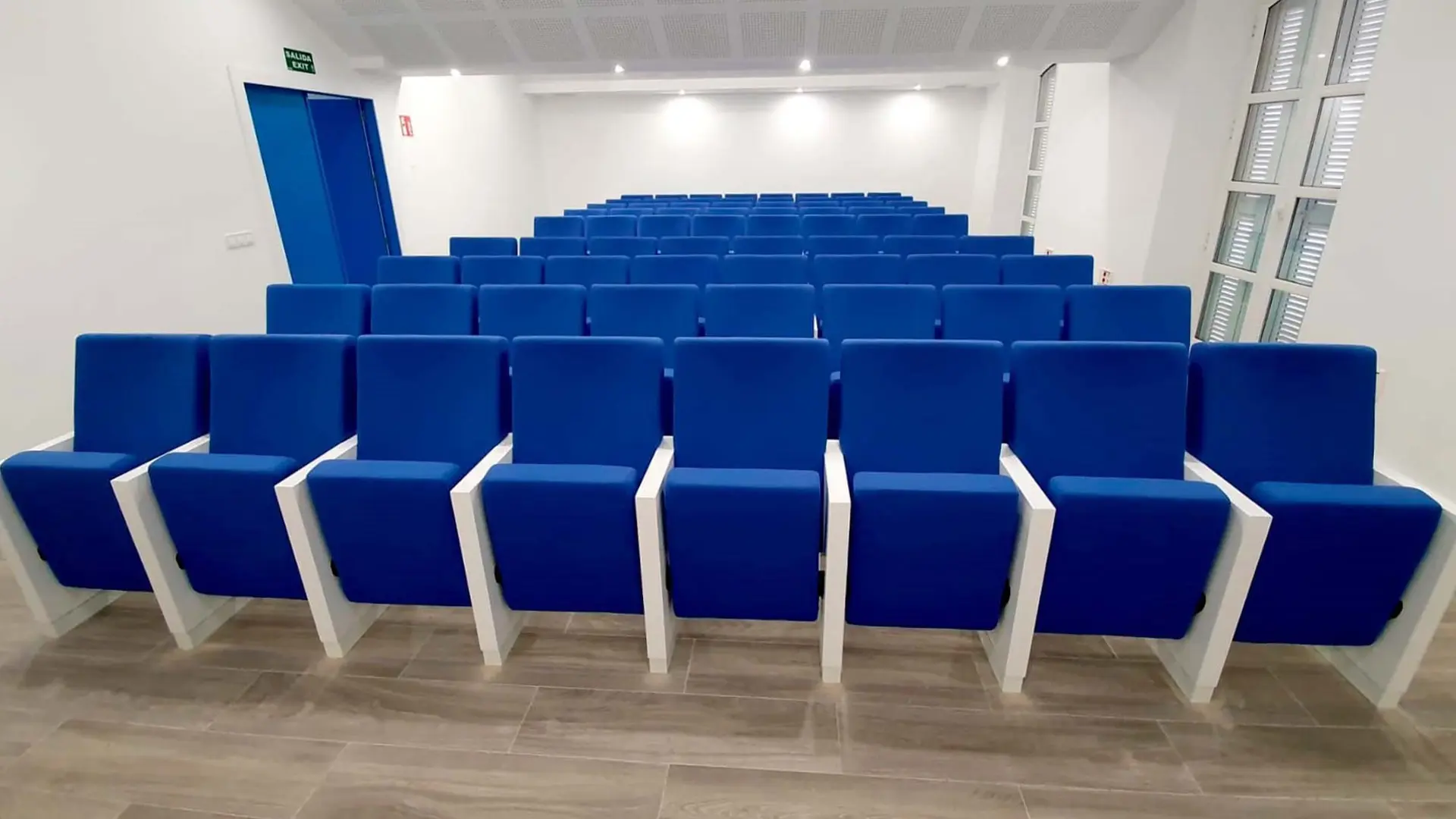 Auditorio en entorno de salud con mobiliario de Euroseating