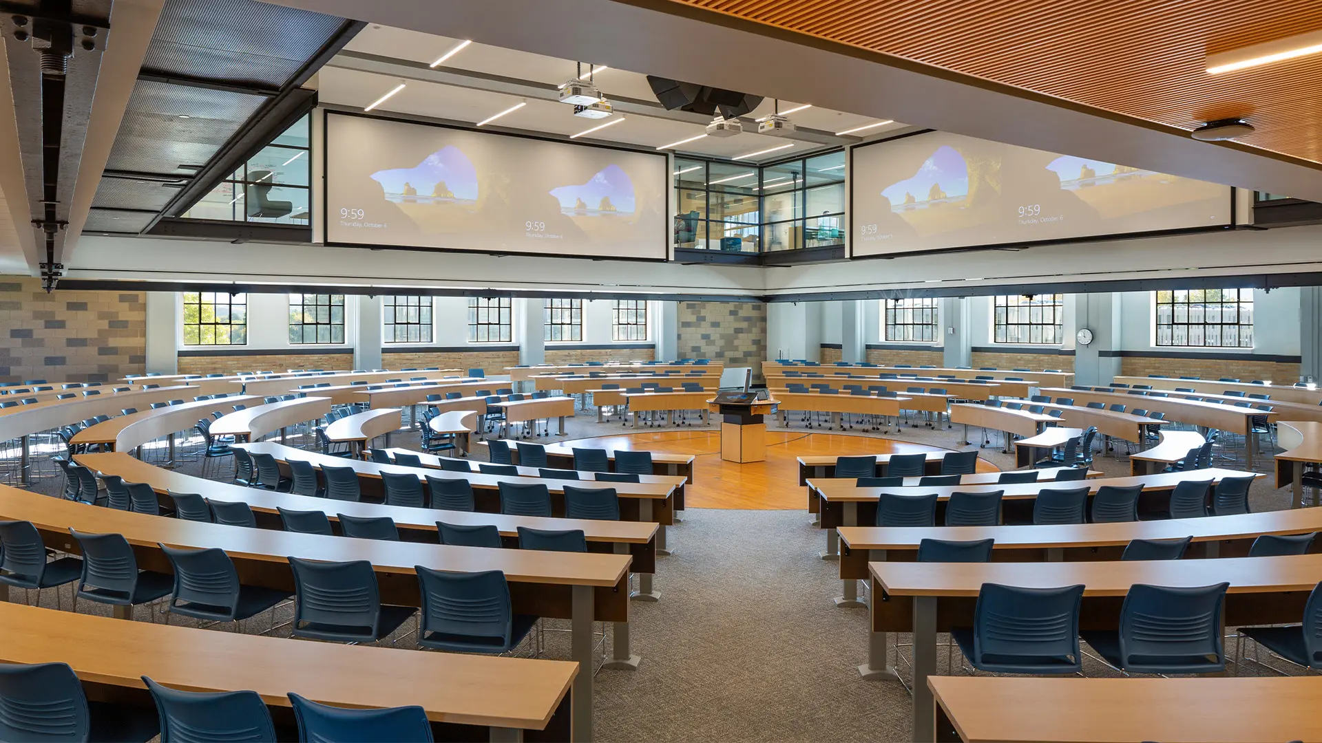 Auditorio en entorno de salud con mobiliario de KI