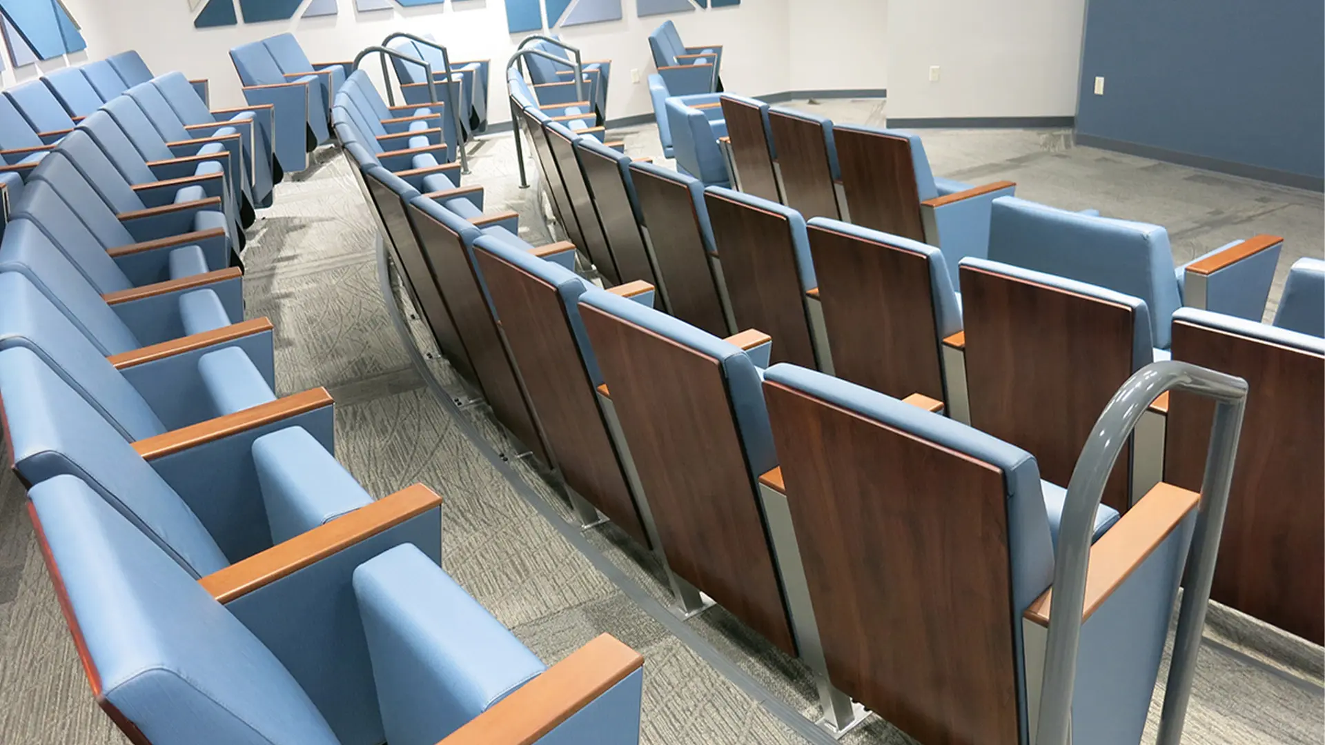 Auditorio en entorno de salud con mobiliario ergonómico de Sedia Systems