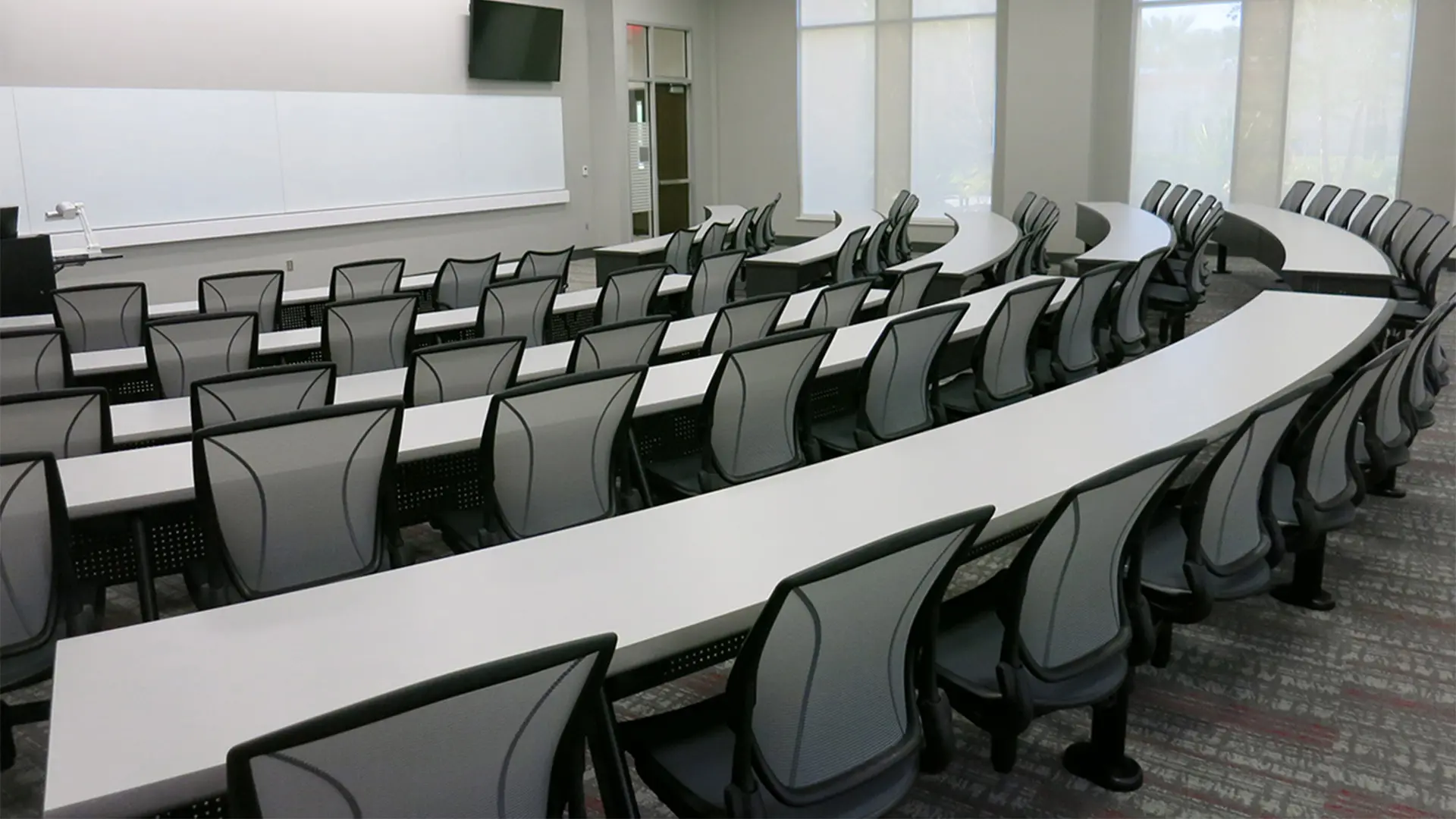 Auditorio en entorno de salud con mobiliario de Sedia Systems