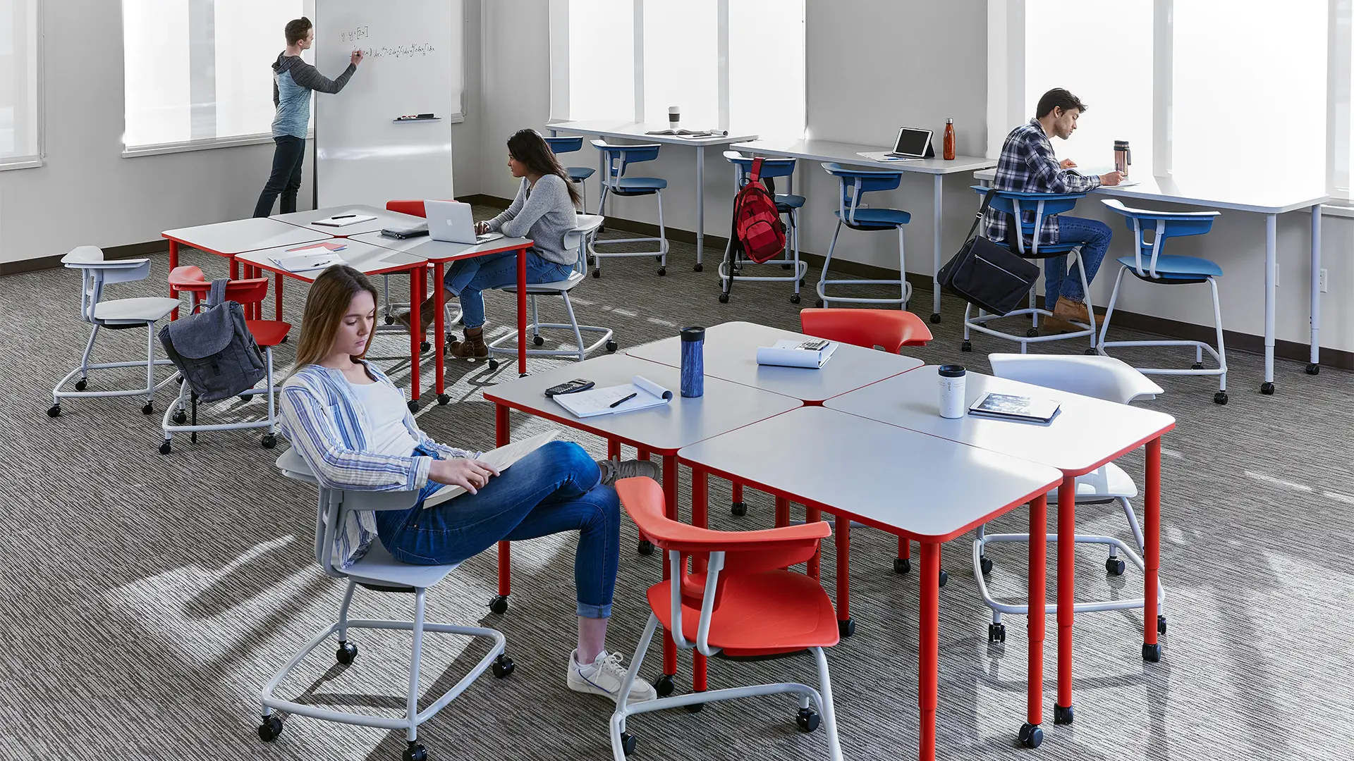 Aula escolar equipada por Moetti con mobiliario ergonómico KI