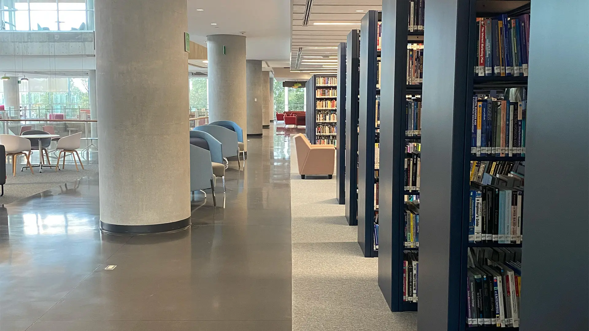 Biblioteca escolar equipada con mobiliario ergonómico, diseñado para fomentar el aprendizaje, la creatividad y el desarrollo académico.