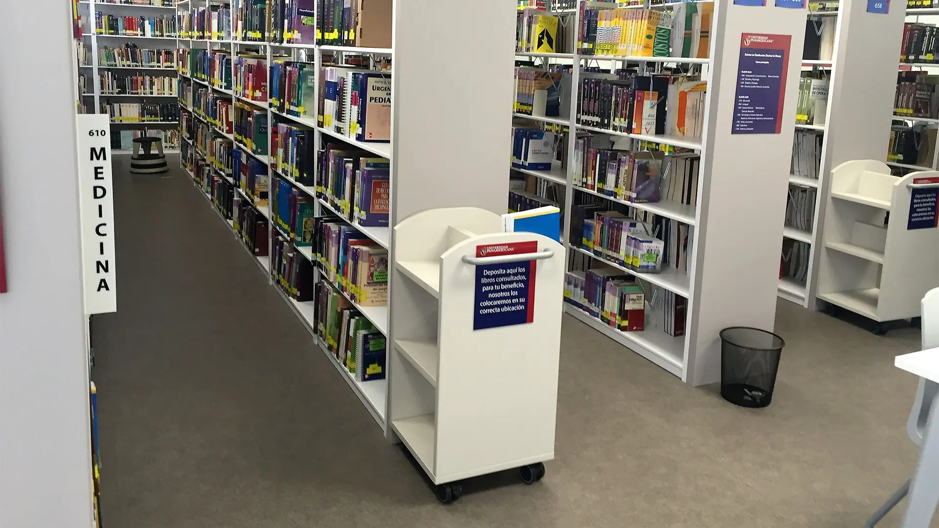 Biblioteca escolar equipada con mobiliario Aurora