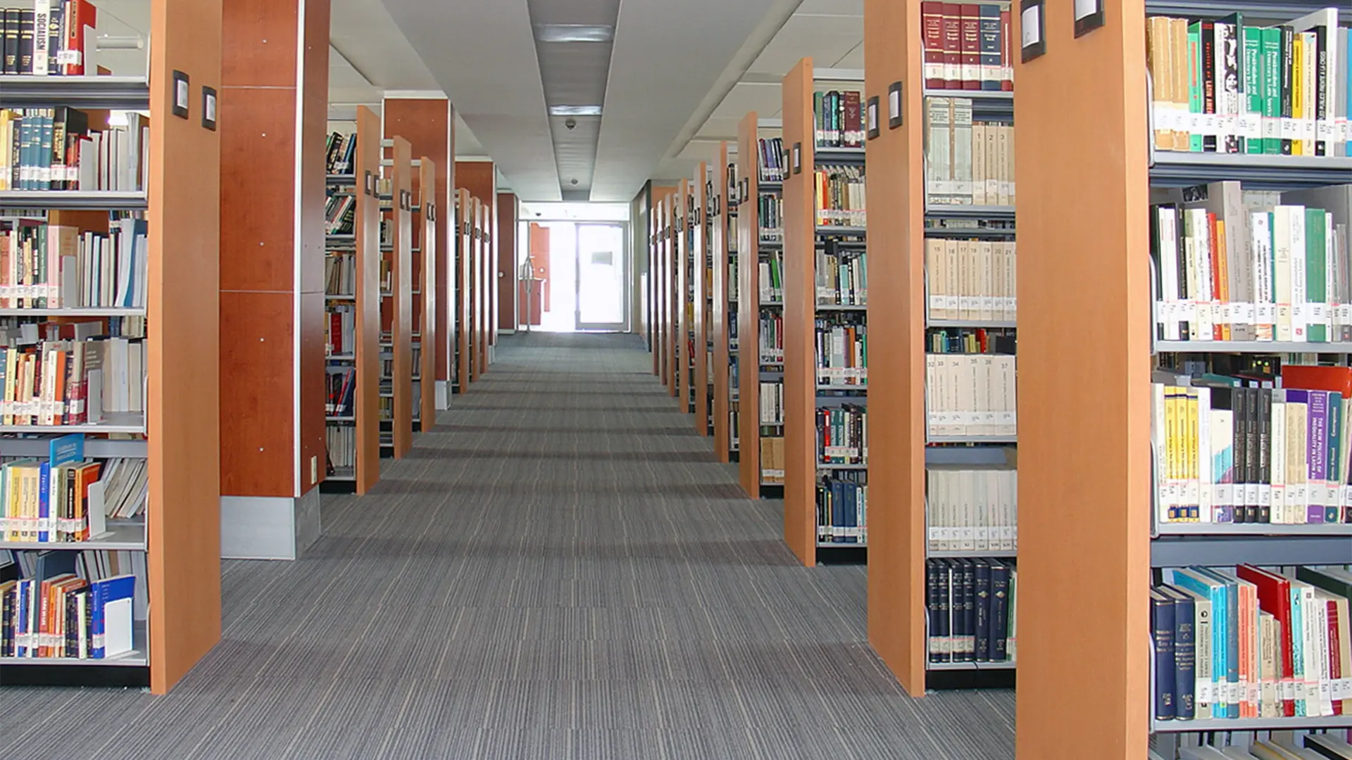 Mobiliario en bibliotecas escolares, diseñado para fomentar el aprendizaje, la innovación y el desarrollo, con ergonomía y funcionalidad.