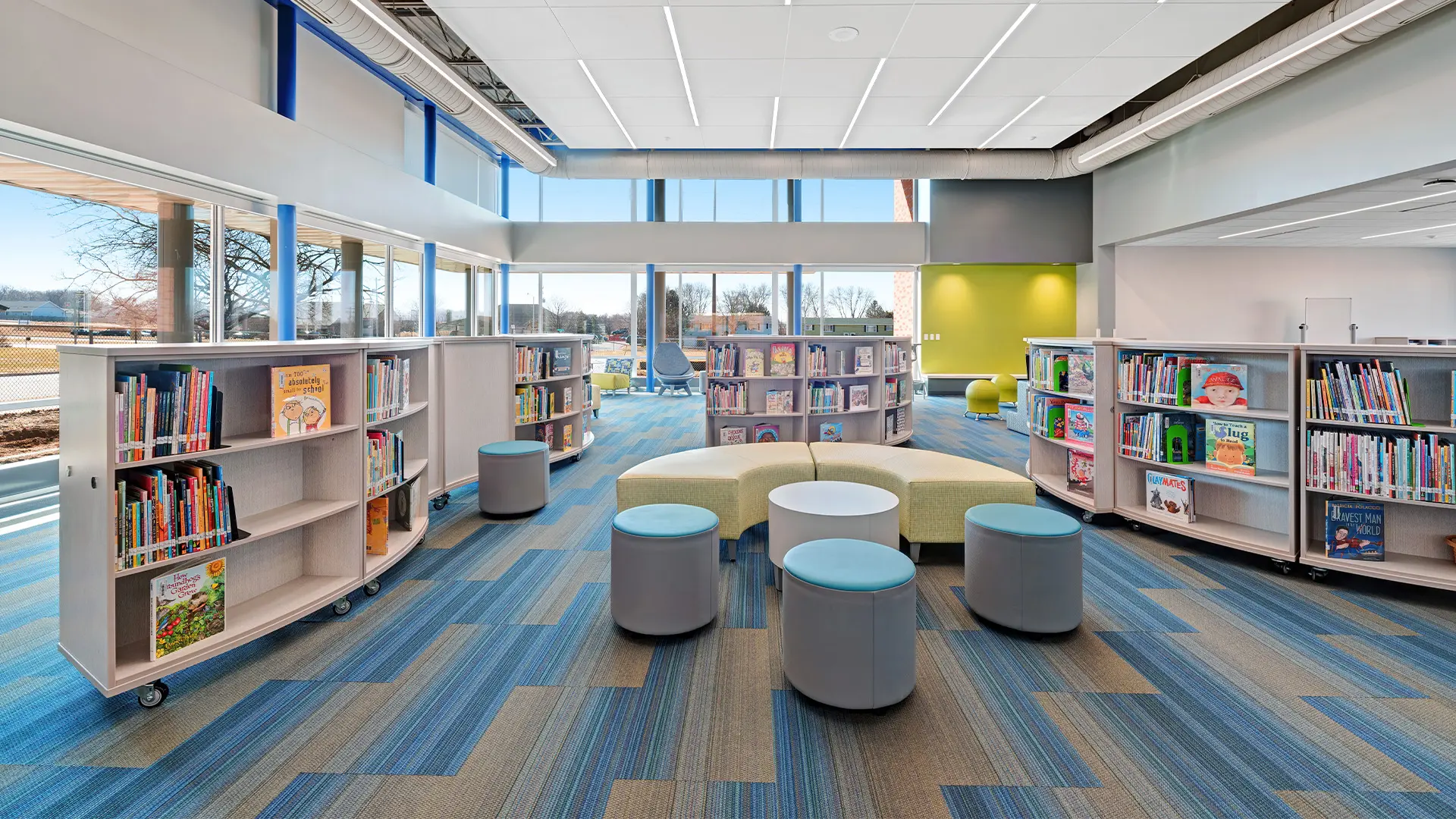 Biblioteca escolar equipada con mobiliario KI