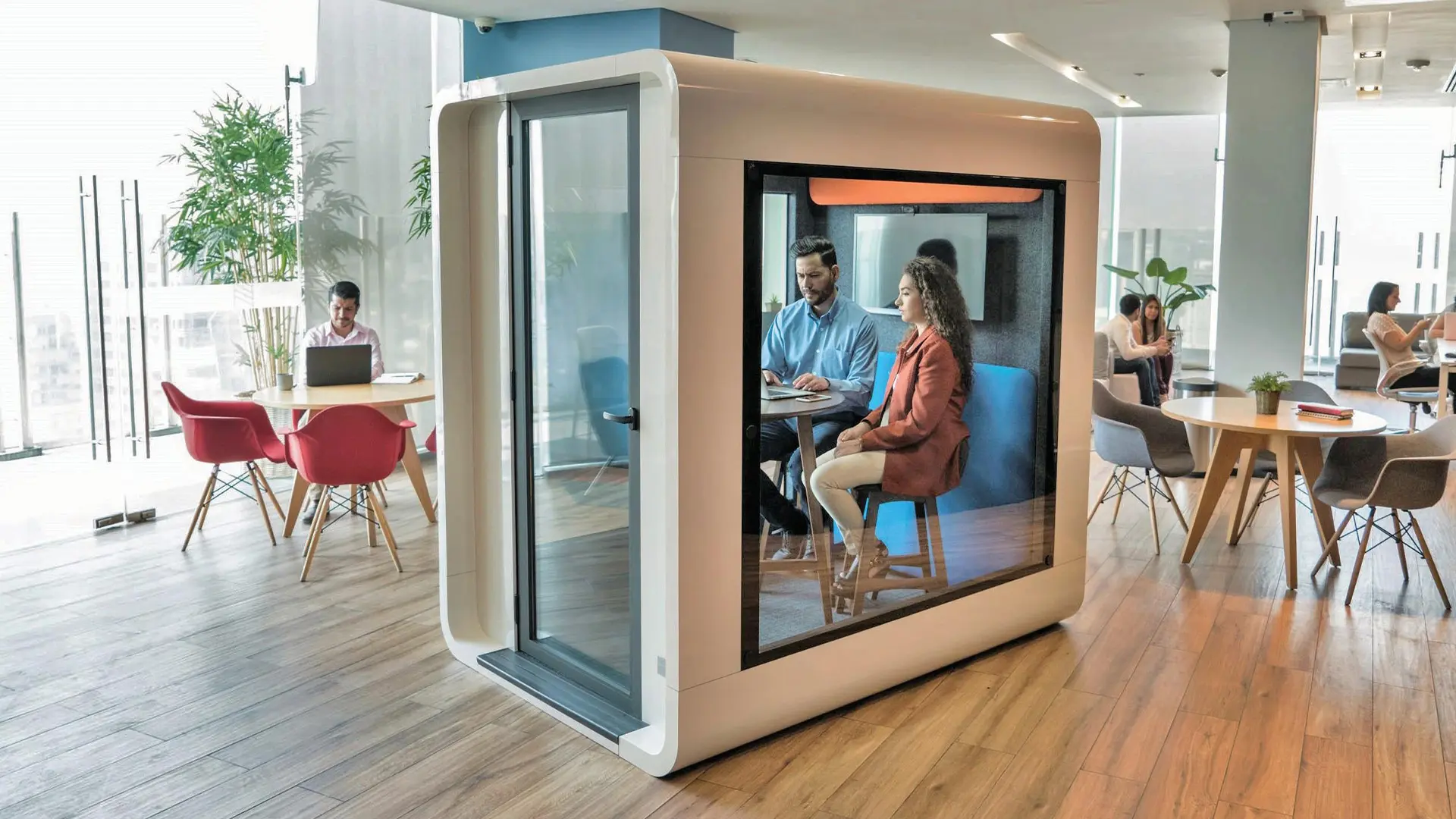 Cabina de descanso Cabfun en oficinas diseñada para fomentar la creatividad, concentración y productividad sin distracciones