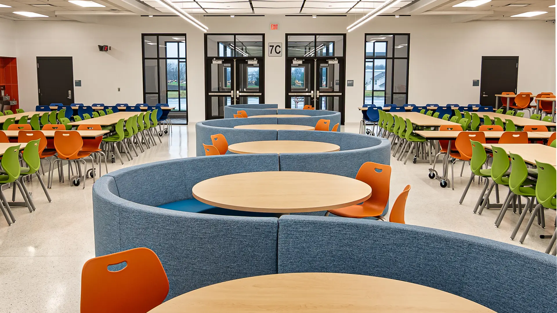 Cafeterías escolares equipadas con mobiliario KI