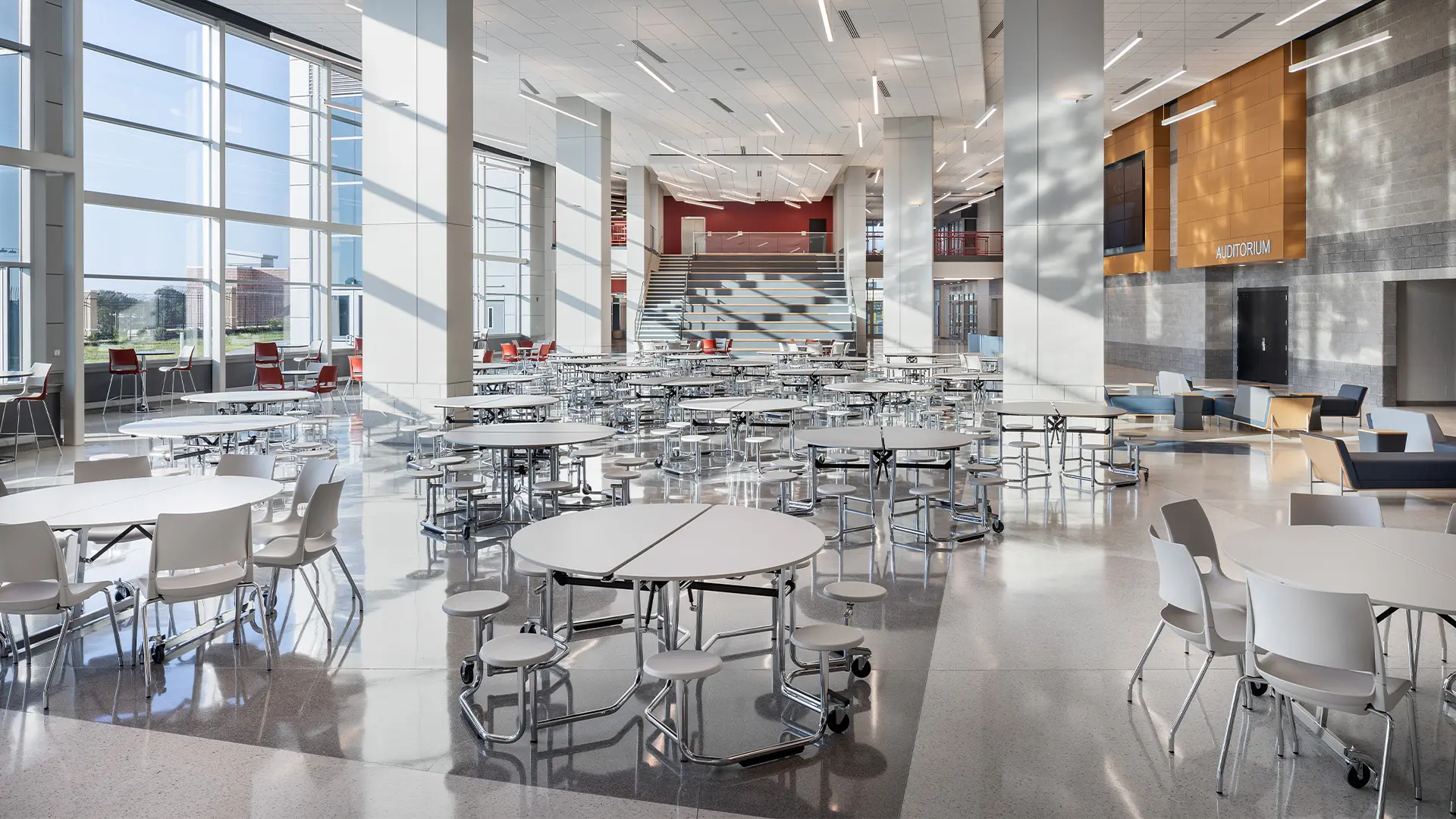 Cafetería escolar equipada con mobiliario ergonómico de KI