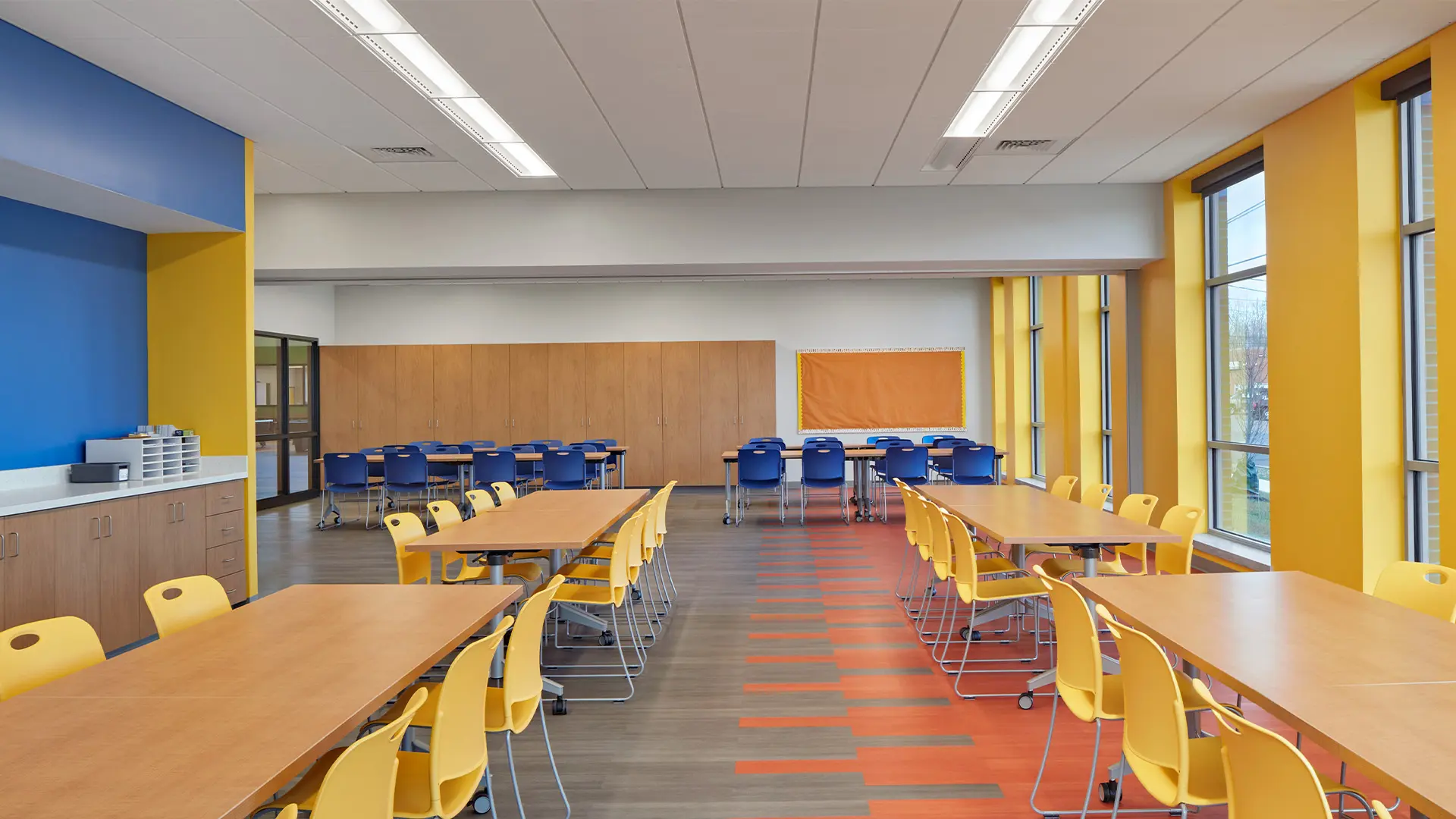 Cafetería escolar equipada con mobiliario de KI