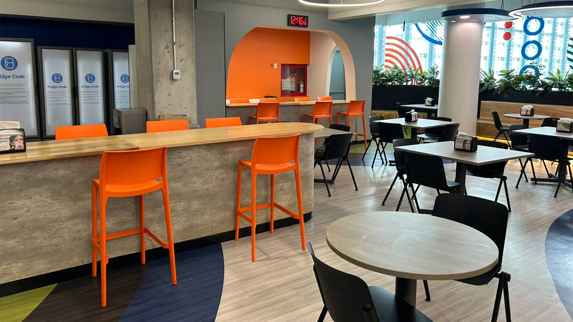 Coffice equipado con mobiliario de Moetti Afni, diseñado para fomentar la comunicación y colaboración entre colaboradores.