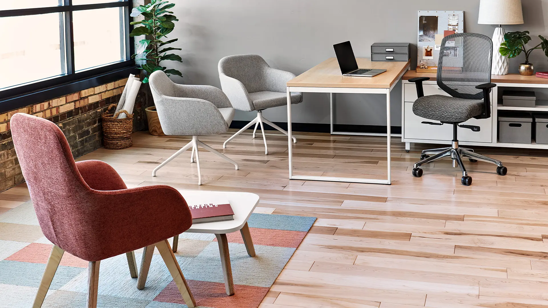 Espacio directivo en escuela equipado con mobiliario KI