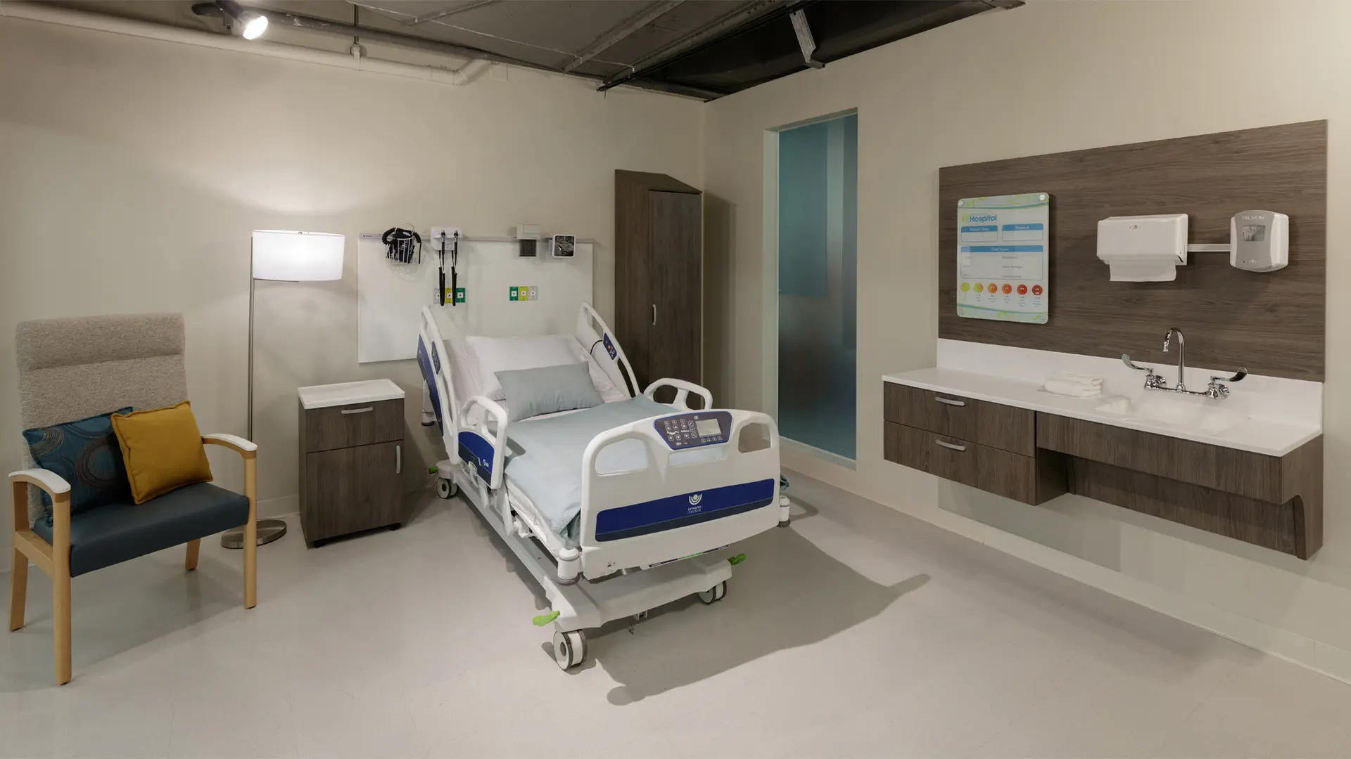 Habitación de hospital equipada con mobiliario de Groupe Lacasse