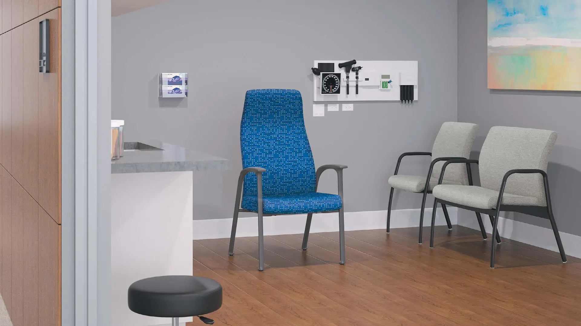 Habitación de hospital equipada con mobiliario de HON