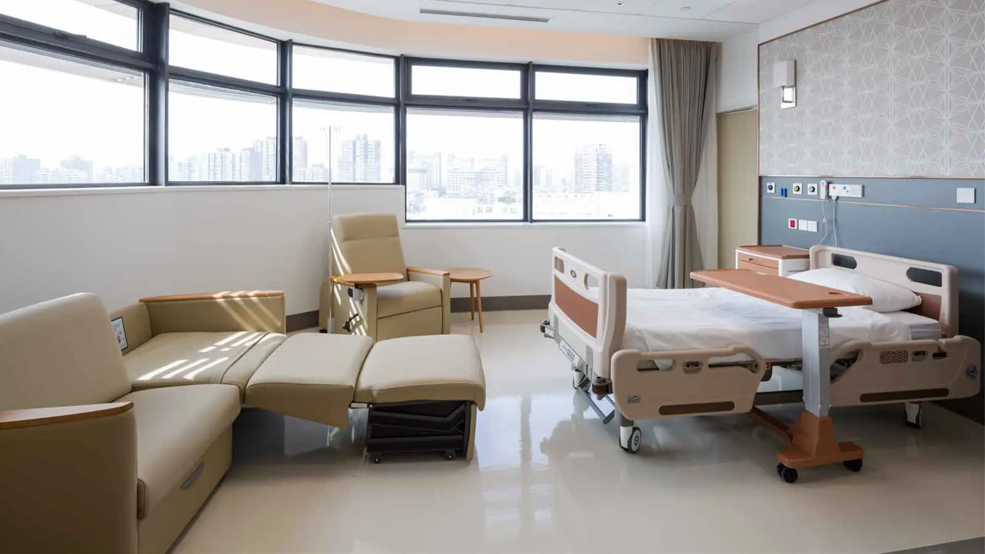 Habitación de hospital equipada con mobiliario de KI