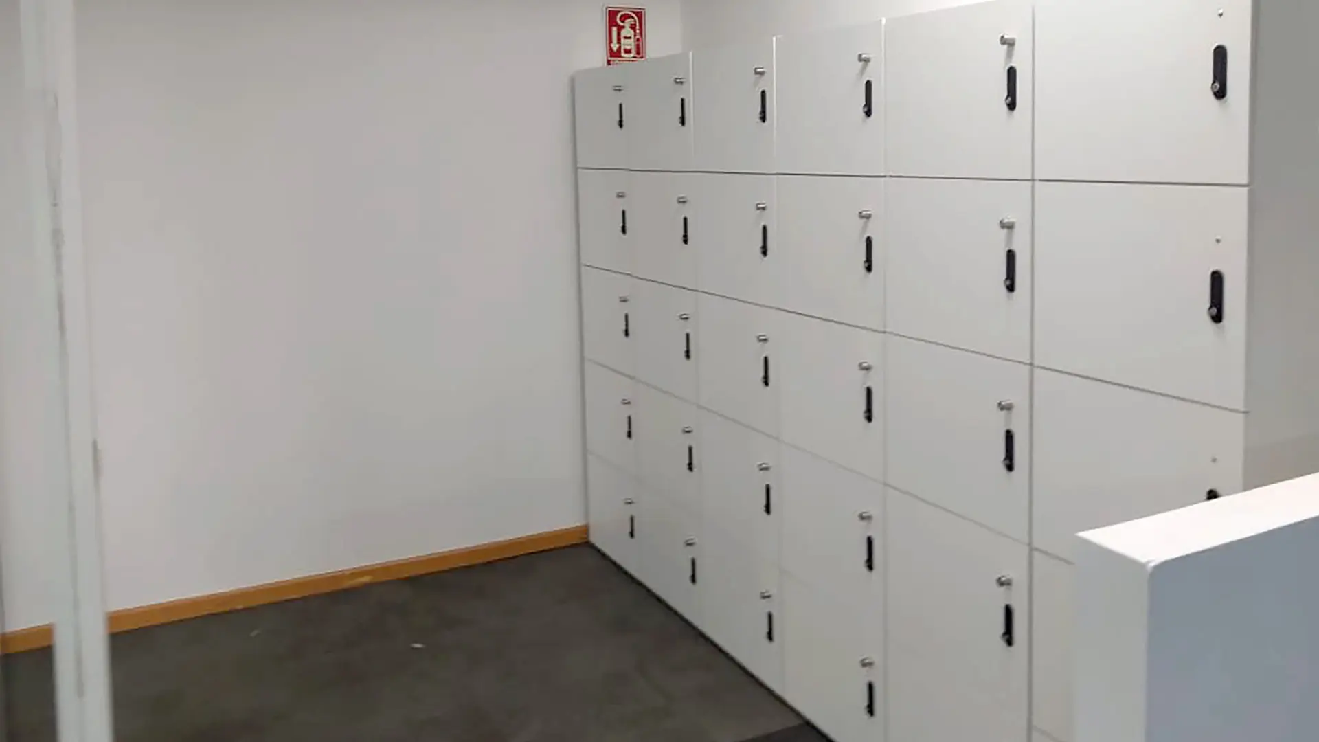 Mobiliario de Moetti Guardado en lockers y vestidores en espacios de salud