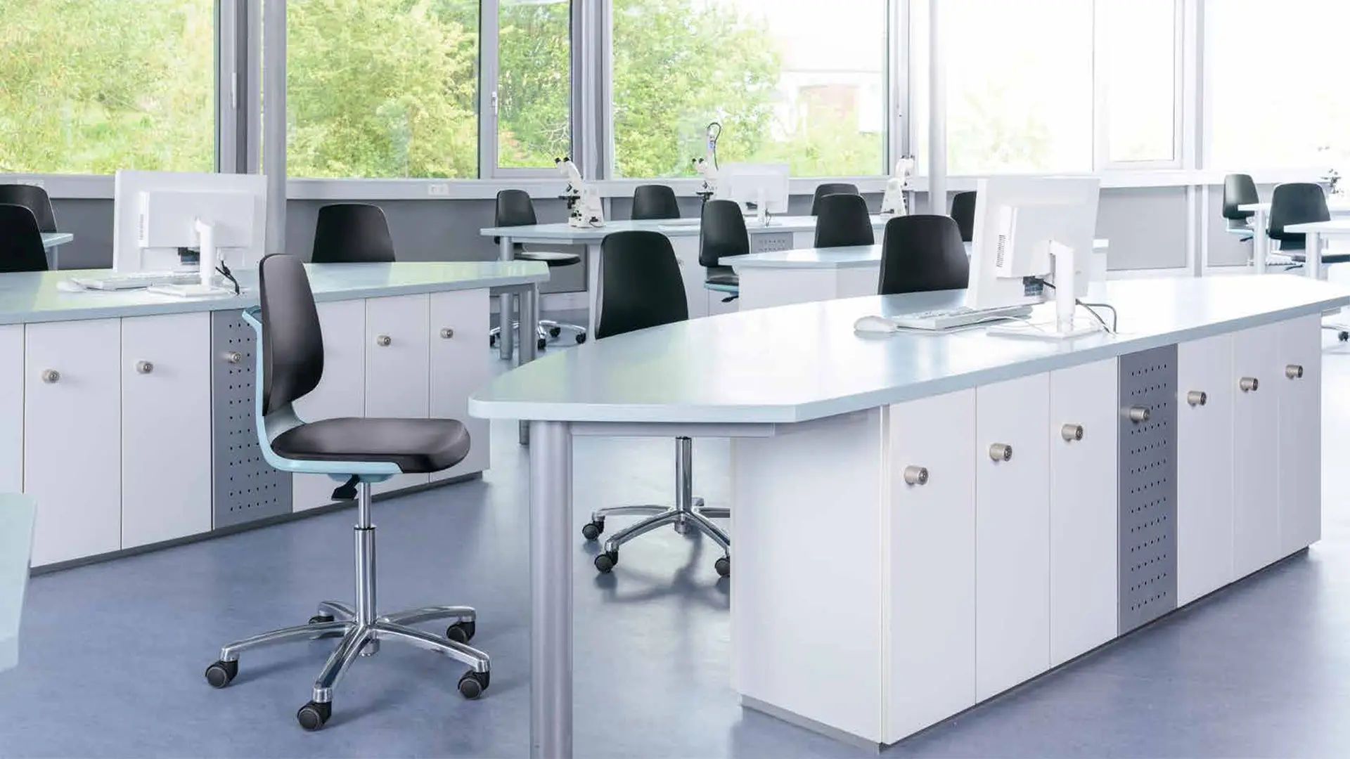 Laboratorio escolar equipado con mobiliario Bimos