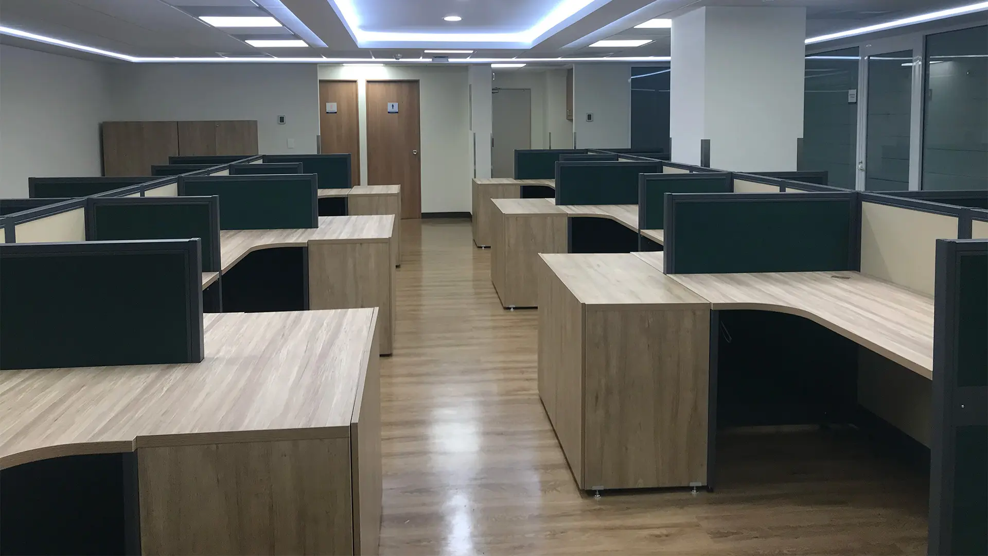 Espacios administrativos equipados con mobiliario de Moetti Escarlata