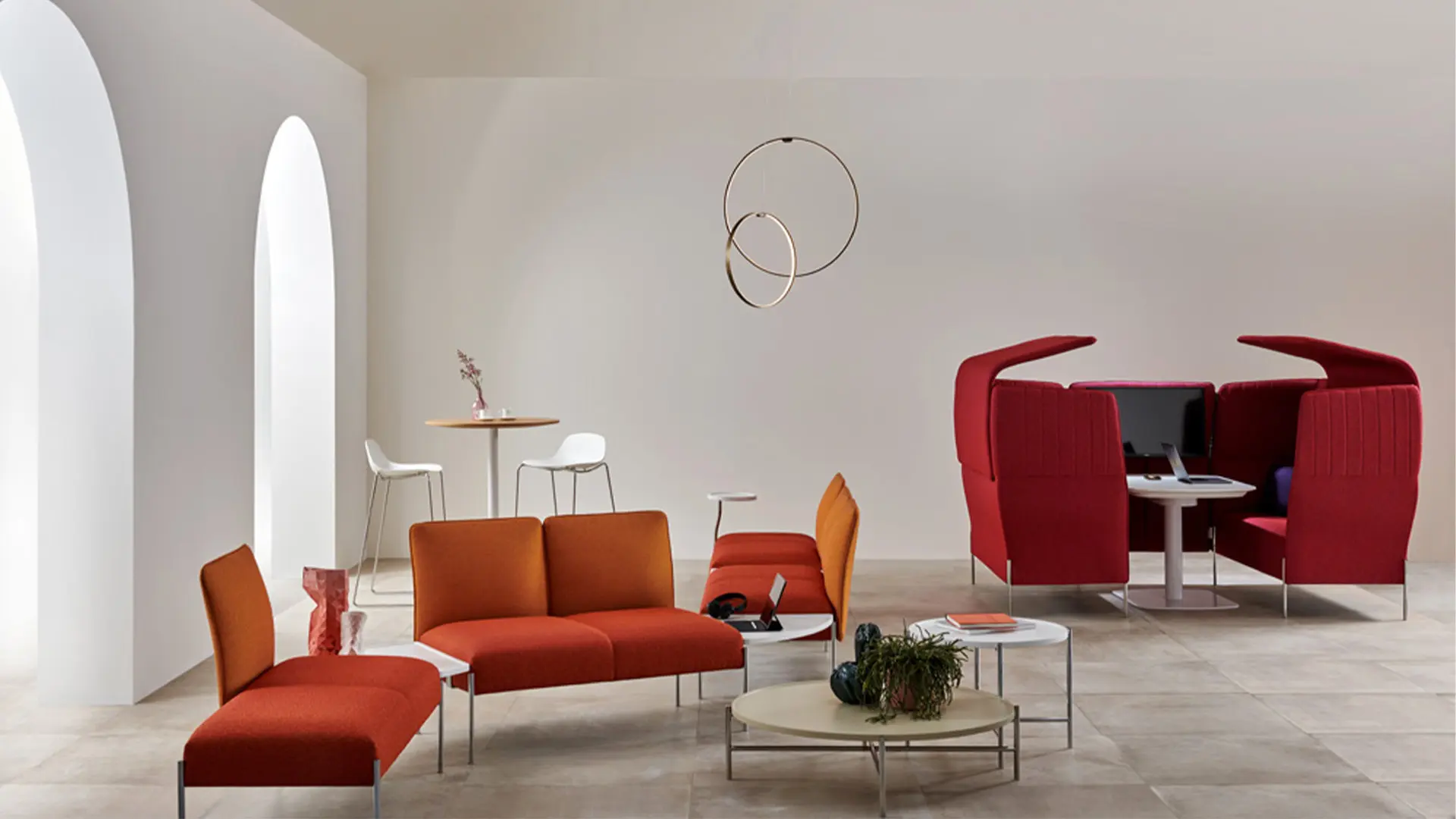 Mobiliario de Estel, incluyendo sofás y sillones ergonómicos, diseñado para promover el descanso y el confort en el entorno laboral.