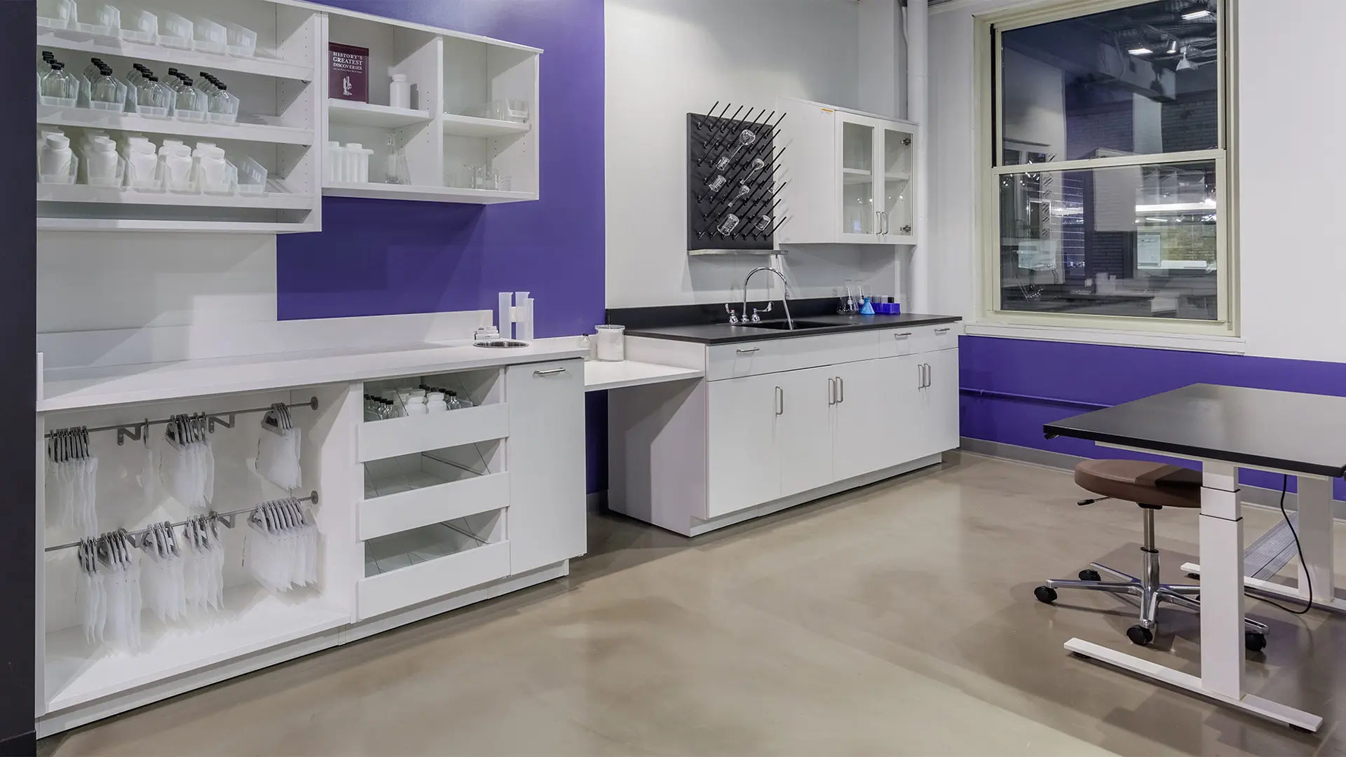 Laboratorio escolar equipado con mobiliario de Groupe Lacasse