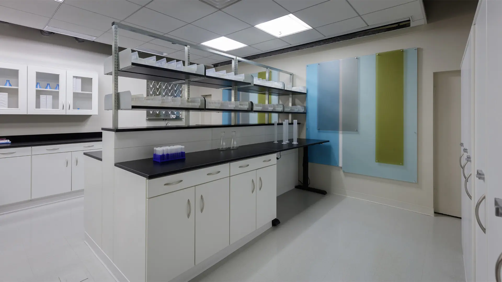 Laboratorio médico equipado con mobiliario ergonómico de Groupe Lacasse