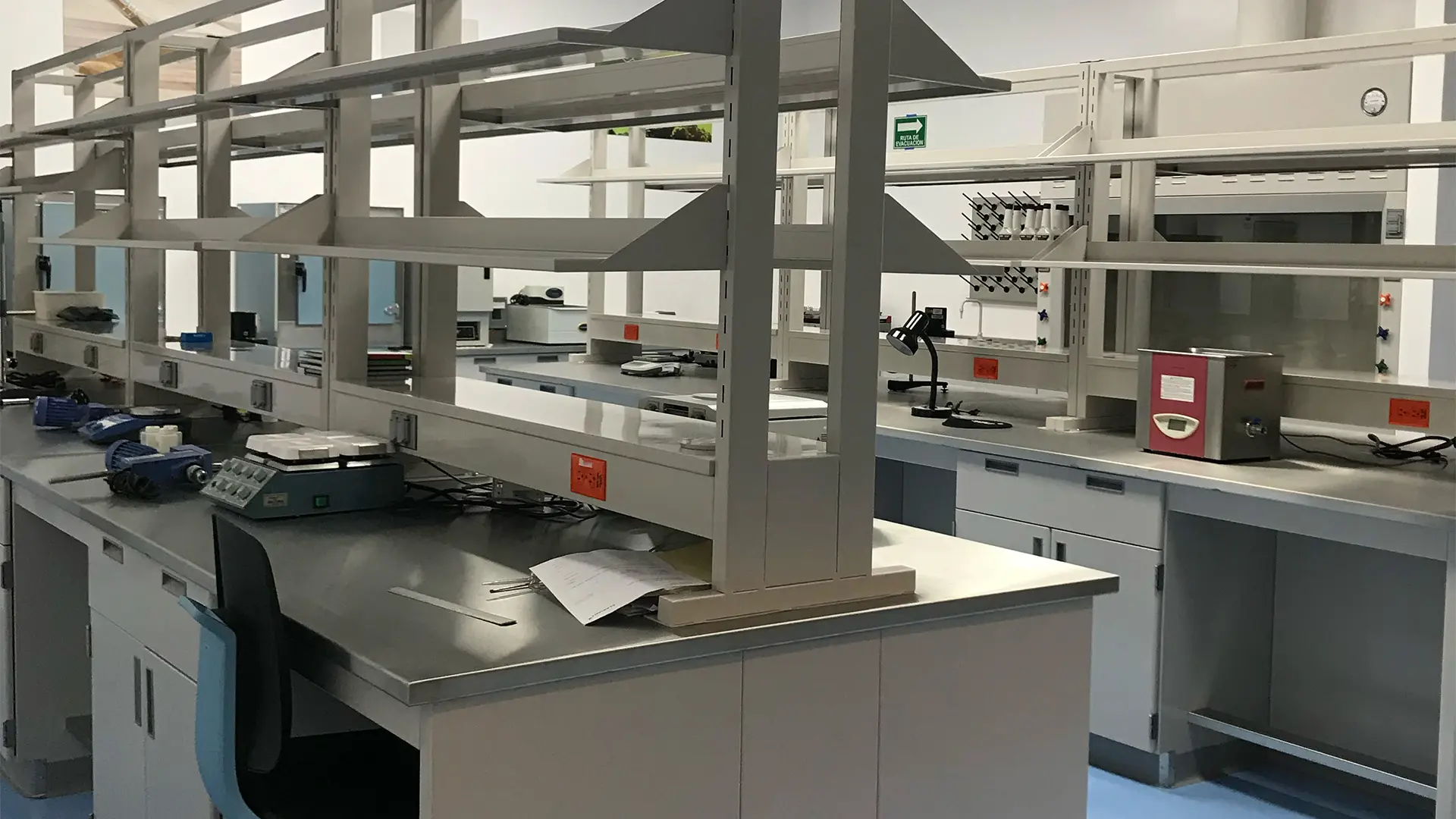 Mobiliario ajustable y duradero para laboratorios médicos que optimiza el espacio y mejora la accesibilidad.