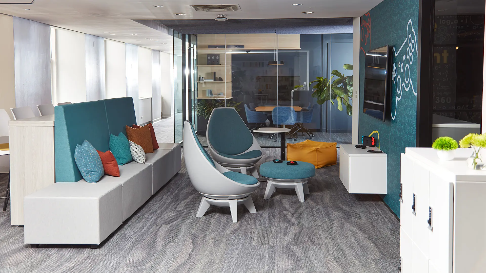 Mobiliario de KI, incluyendo sofás y sillones ergonómicos, diseñado para promover el descanso y el confort en el entorno laboral.