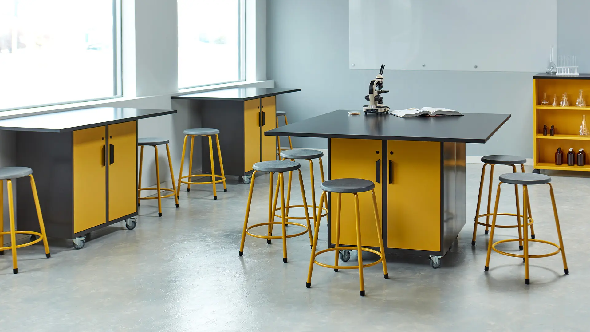 Laboratorios escolares equipados con mobiliario KI