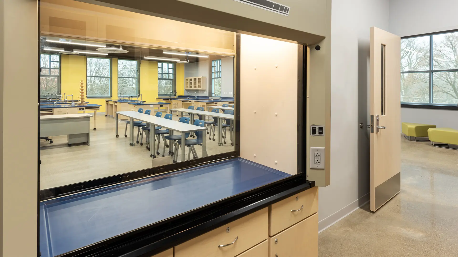 Laboratorio escolar equipado con mobiliario KI