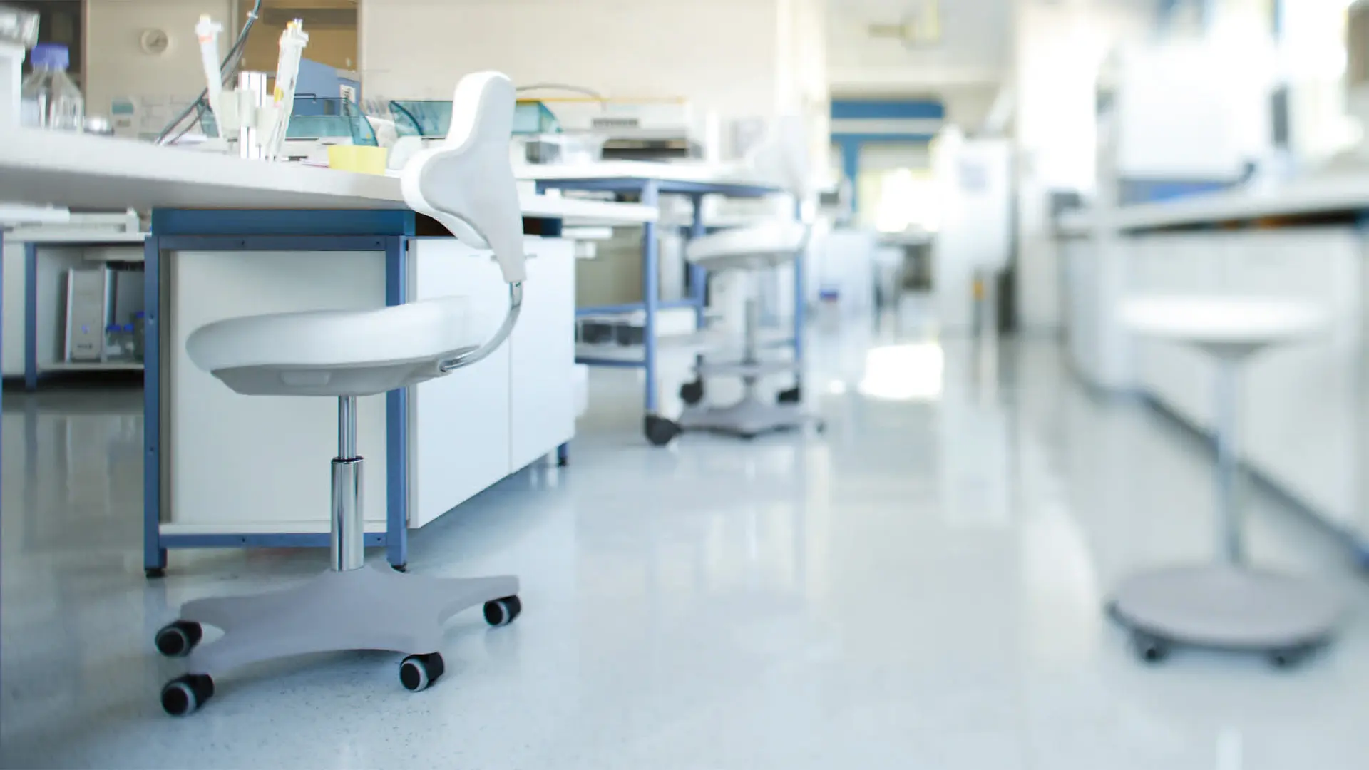 Laboratorio escolar equipado con mobiliario Labenze