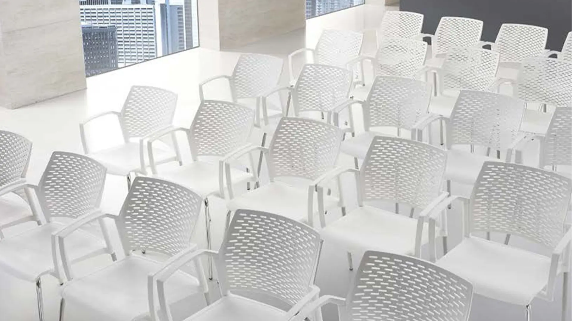 Mobiliario de Requiez, desde escritorios hasta mesas de juntas, ideal para optimizar espacios interiores de trabajo.