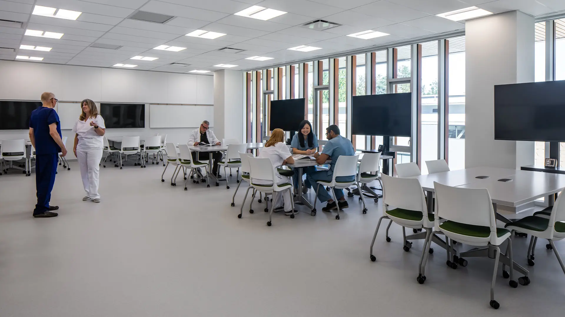 Nurses station equipada con mobiliario de KI