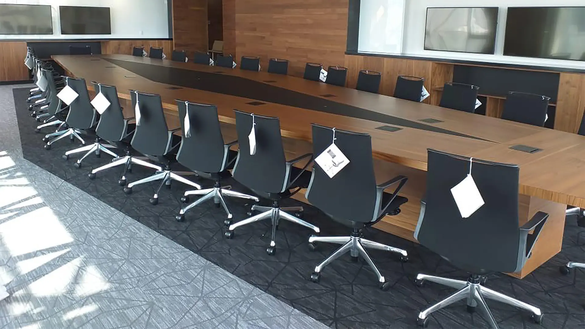 Sala de juntas equipada con mobiliario de Moetti Altura Ajustable, diseñada para fomentar la creatividad y la interacción entre colaboradores.