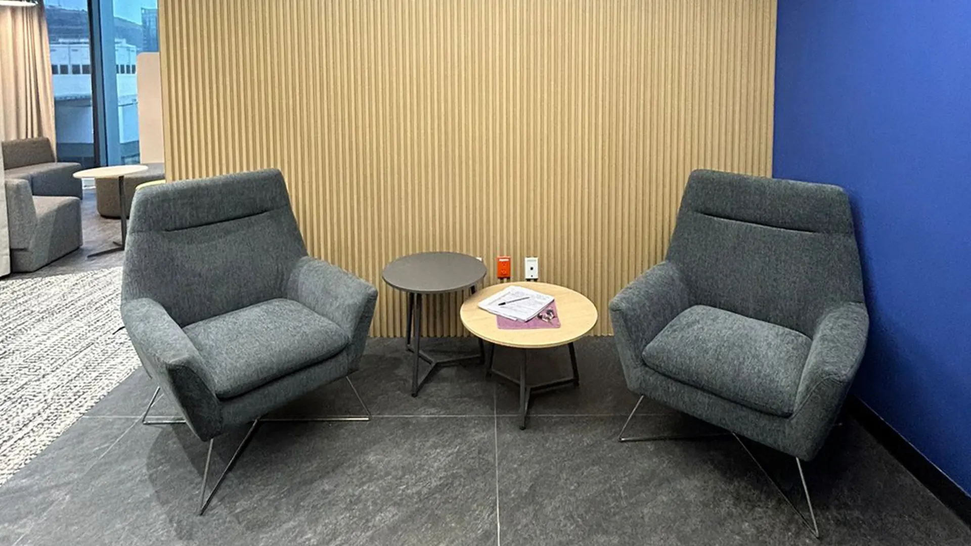 Lambrín ranurado: soluciones arquitectónicas