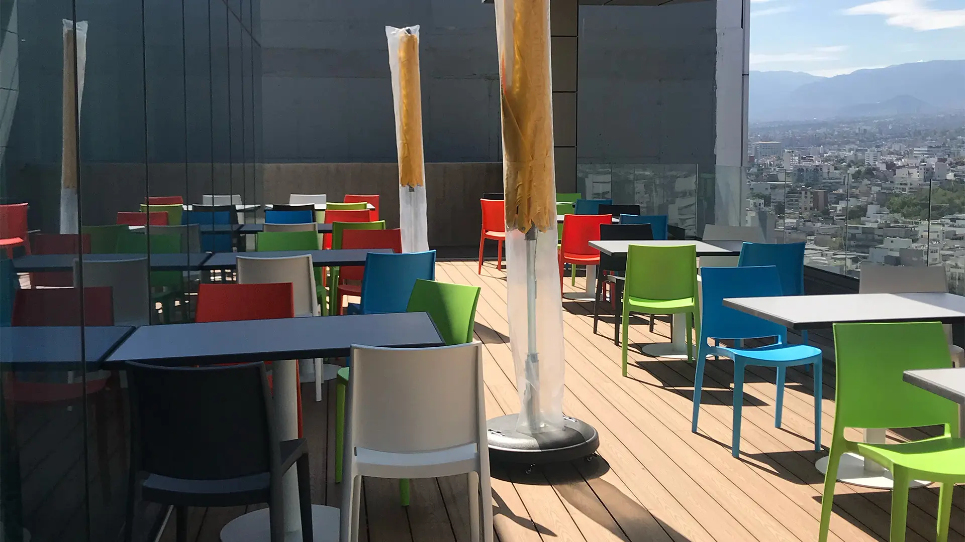 Terrazas con mobiliario de Labenze que integran confort y aire libre para fomentar la productividad y el bienestar.